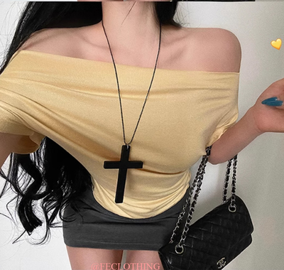 Off-shoulder short-sleeved T-shirt