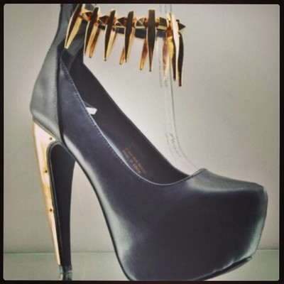 Black gold tribal pump