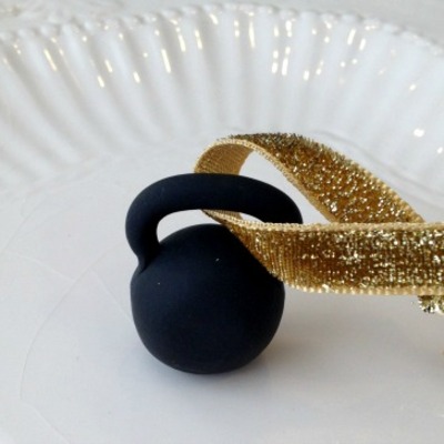 Black kettlebell ornament [customizable]