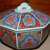 Arita Imari Lidded Octagon Rice Bowl Made in Japan. Artist Signed/Stamped - Thumbnail 1